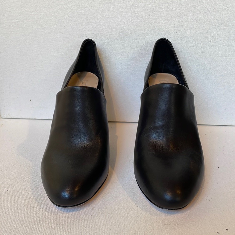 Antonio Melani black leather heeled bootie with silver detail. Size 8 1/2